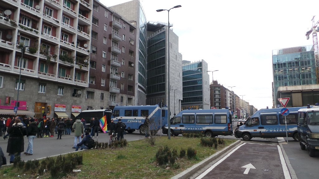 X Blindati in Via Melchiorre Gioia a blindare ogni accesso al Palazzo