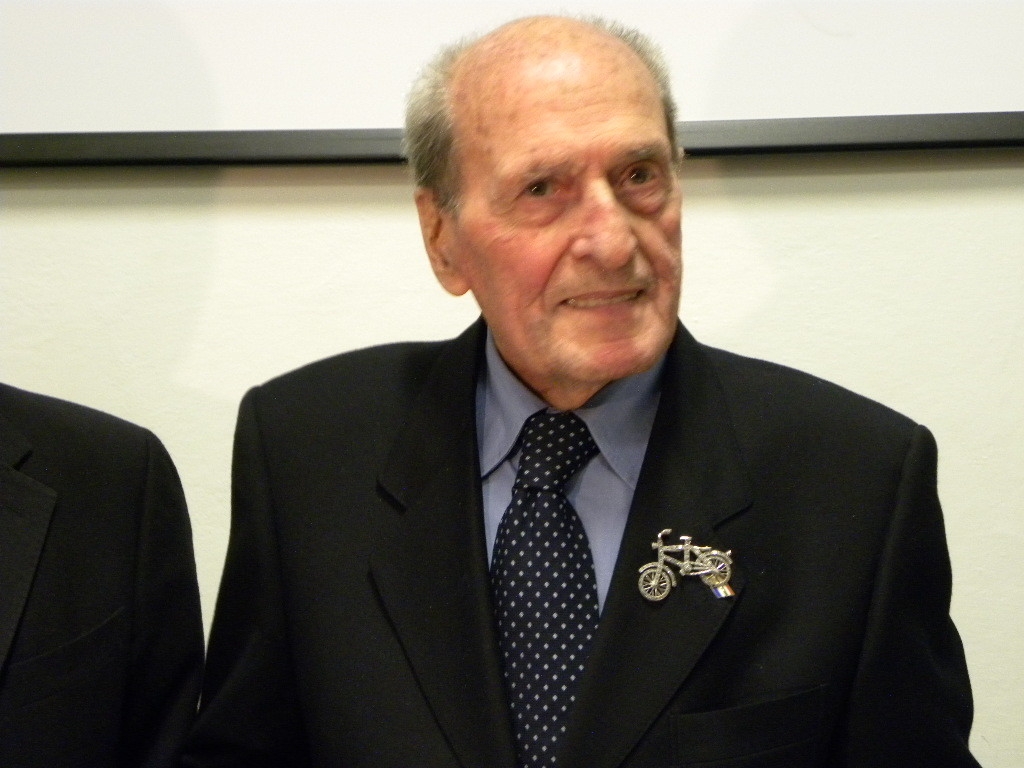 Alfredo Martini Mostra Orgoglioso La Spilla Dono Della Fci X 24.02.2011-Alfredo-Martini-mostra-orgoglioso-la-spilla-dono-della-FCI