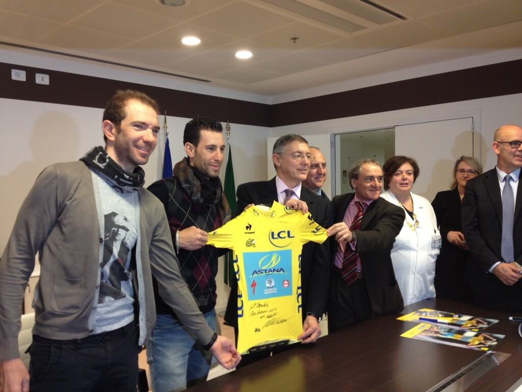 Vincenzo Nibali in visita all' Ospedale Papa Giovanni XXIII