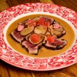 tonno-rosso-con-caramello-salato-di-midollo-e-prugne