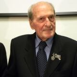 Alfredo Martini Mostra Orgoglioso La Spilla Dono Della Fci 24-02-2011-alfredo-martini-mostra-orgoglioso-la-spilla-dono-della-fci