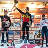 wout-van-aert-principe-della-neve-nella-coppa-del-mondo-di-ciclocross-in-val-di-sole-podio
