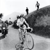 39-fausto-coppi-winner-of-the-race-giro-dell-8217-appennino-1955-grande-1