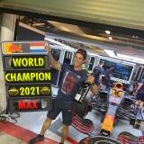 max-verstappen-festeggia-con-ferrari-trento-la-vittoria-del-campionato-mondiale-di-formula-1