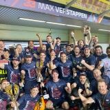 max-verstappen-festeggia-con-ferrari-trento