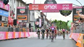 viviani wins stage giro ecc ac cbf