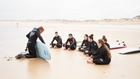 istruttore di surf shutterstock