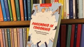 pandemonio in condominio sfondo libreria
