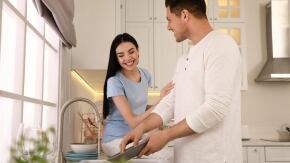 uomini che aiutano le donne shutterstock