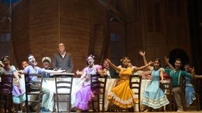 aggiungi un posto a tavola trionfa al carlo felice di genova