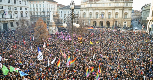 Milano Piazza Scala Svegliati Italia Foto Paola Bonini milano piazza scala svegliati italia foto paola bonini