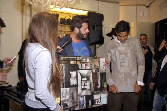V Gucci E F Santana X VIttorio Gucci con l'attore Franklin Santana che indossa un maglione della collezione 26MotiviPerFareArte