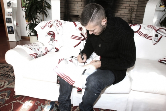 Bzz Menez X L'attaccante del Milan Jérémy Ménez autografa la maglia rossonera a Milanello