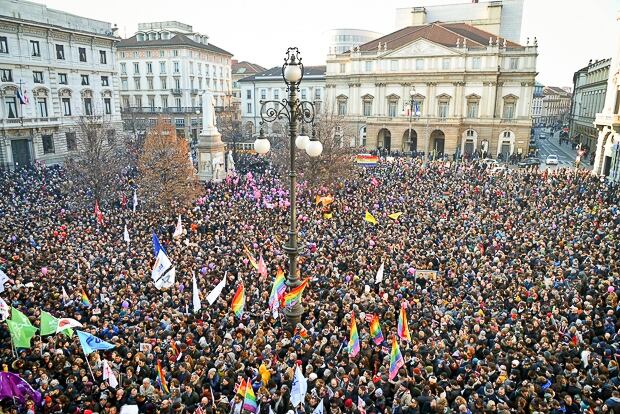 Milano Piazza Scala Svegliati Italia Foto Paola Bonini 5 stelle