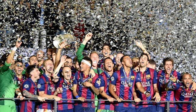 Dccfeddadacda epaselect epa04787030 Barcelona's team celebrate with the trophy after winning the UEFA Champions League final soccer match between Juventus FC and FC Barcelona at Olympiastadion in Berlin, Germany, 06 June 2015.  EPA/MARCUS BRANDT