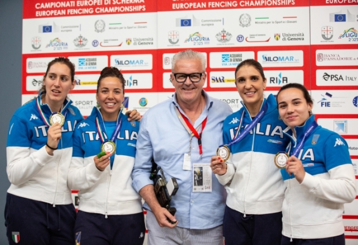 Europei Scherma Genova Donne Personalizzato foto di rito con le azzurre del fioretto femminile, campionesse d'europa