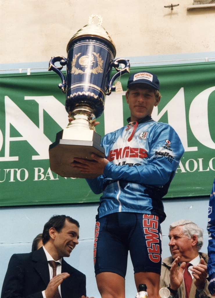 Trofeo Ghiglione Rapetti Berzin Morgavi X GdA 1994: Berzin, primo transitato sulla Bocchetta col tempo record di 22’31”, conquista il 1° Trofeo Luigin Ghiglione e Osvalda Ghglione Rapetti. Alla sua destra il nipote di Luigin Fulvio Rapetti, alla sinistra il presidente dell’U.S. Pontedecimo Tommaso Morgavi