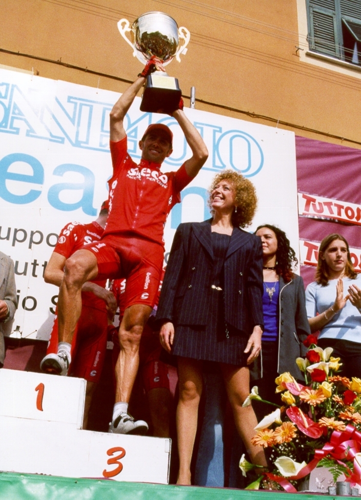 Marina E Simoni X GdA 2003: Gilberto Simoni, primo transitato sulla Bocchetta con tempo record tuttora imbattuto (21’54”) riceve il 10° Trofeo Luigin Ghiglione e Osvalda Ghiglione Rapetti dalle mani di Marina Tedoni in Rapetti