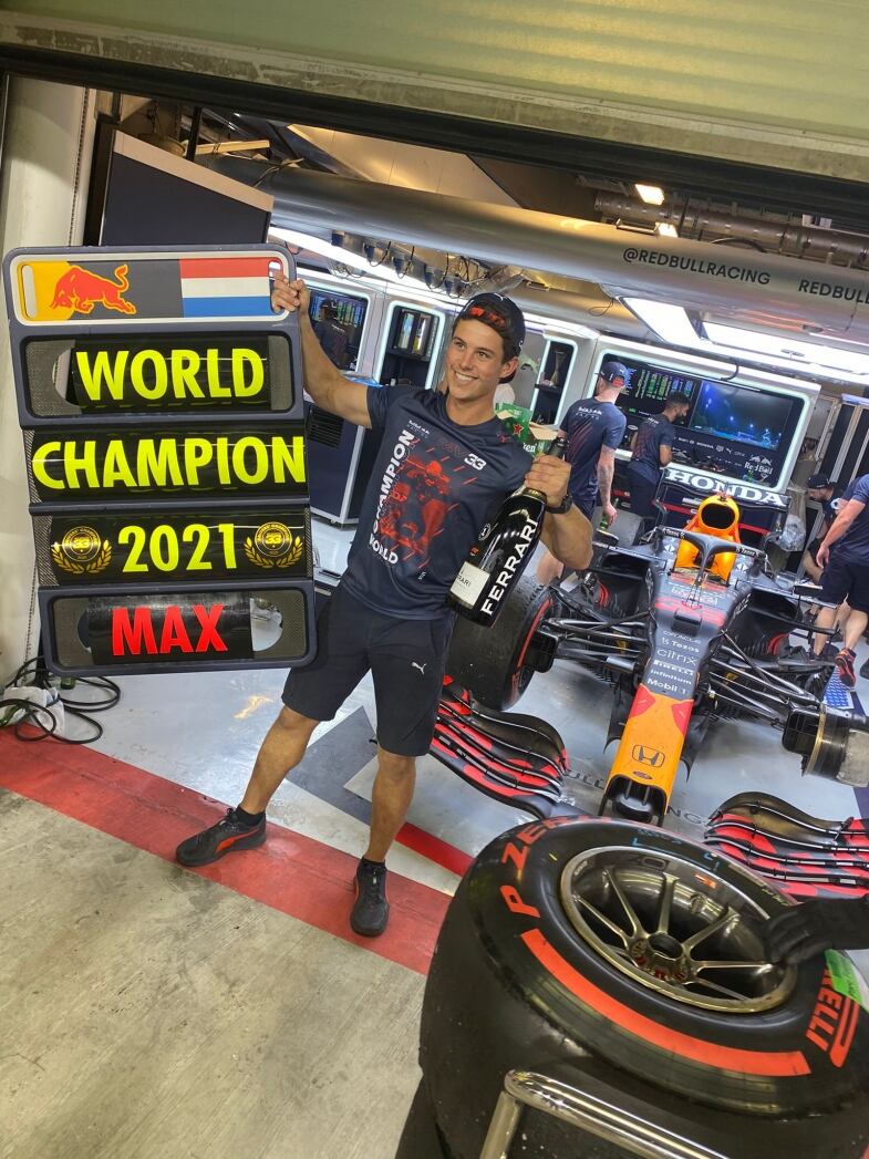 max verstappen festeggia con ferrari trento la vittoria del campionato mondiale di formula