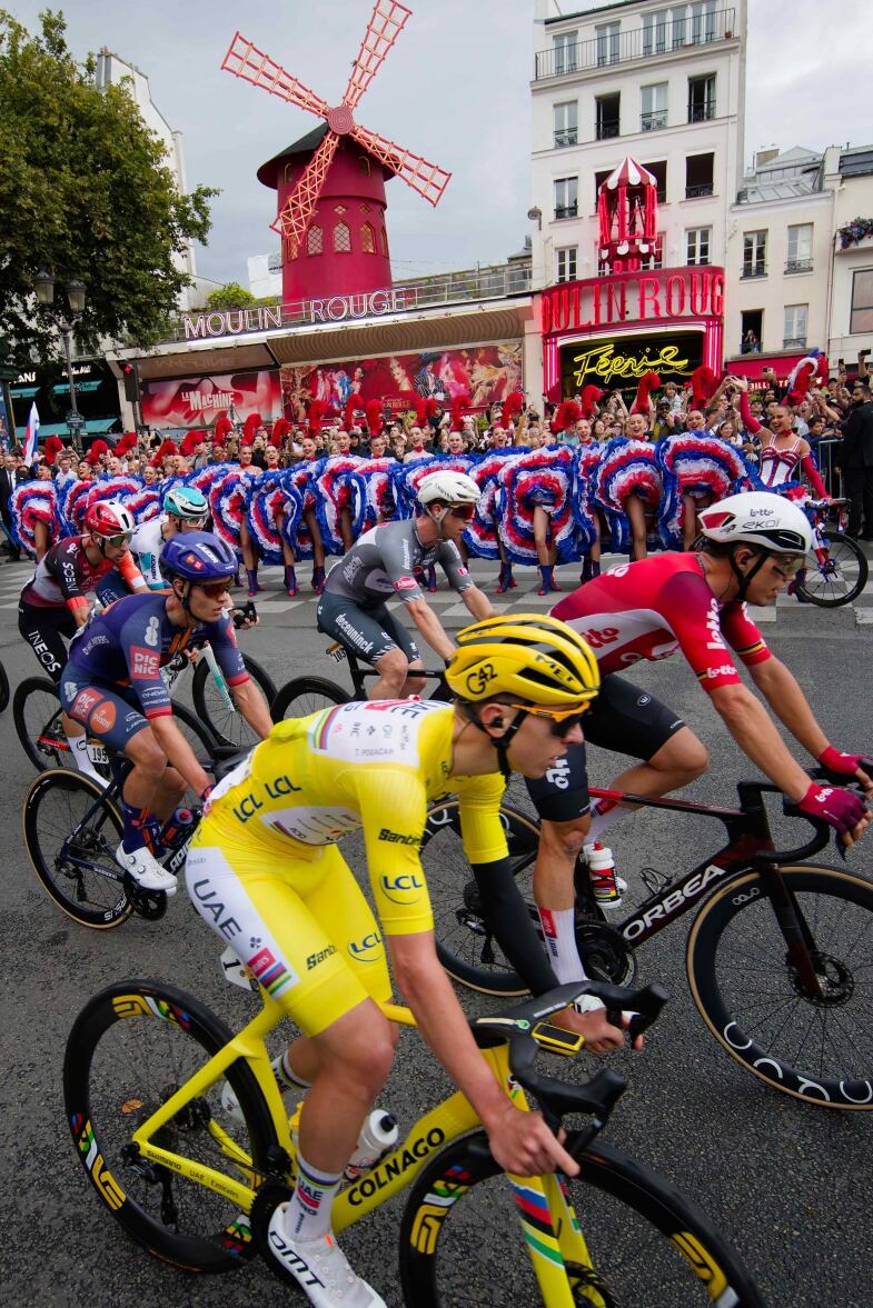 Danseuses Du Moulin Rouge En Costume French Cancan Devant Les Cyclistes Du Tour De France   Copyright Philippe Wojazer   Moulin Rouge Zon danseuses du moulin rouge en costume french cancan devant les cyclistes du tour de france   copyright philippe wojazer   moulin rouge zon