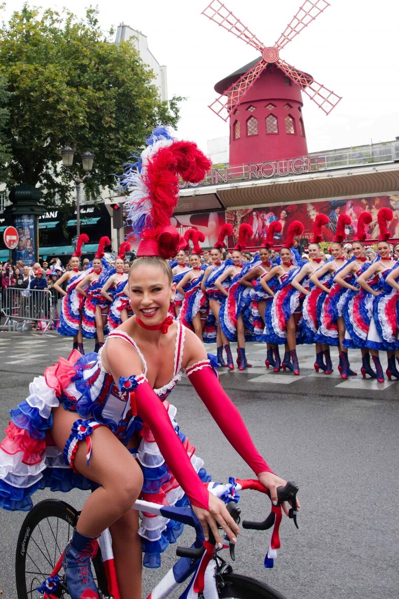 Jasmine Bard C Danseuse Au Moulin Rouge Sur Un Ve Cc Lo Pour Le Tour De France   Danseuses Du Moulin Rouge En Costume French Cancan Devant Le Tour De France   Copyright Philippe Wojazer   Moulin Rouge jasmine bard c danseuse au moulin rouge sur un ve cc lo pour le tour de france   danseuses du moulin rouge en costume french cancan devant le tour de france   copyright philippe wojazer   moulin rouge
