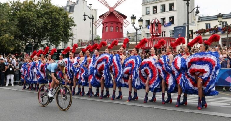 sport media sport news be dffdbcd le tour de france a montmartre comme les jo cyclisme moulin rouge sa x