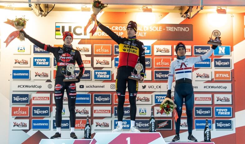 wout van aert principe della neve nella coppa del mondo di ciclocross in val di sole   podio