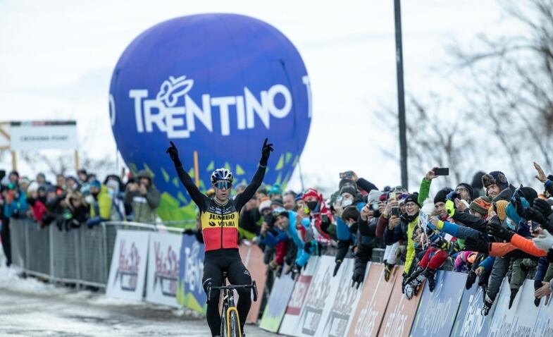 wout van aert principe della neve nella coppa del mondo di ciclocross in val di sole