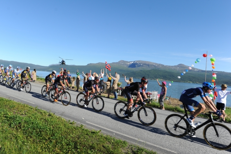 Arn X Arctic Race Of Norway 2015 - 15/08/2015 - Stage 3 - Finnsnes - Malselv - pack with supporters