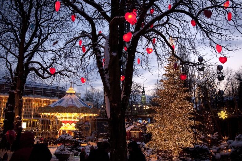 Natale In Danimarca Jul I Copenhagen Tivoli Gardens Tree With Hearts At Night Medium natale in danimarca jul i copenhagen tivoli gardens tree with hearts at night medium
