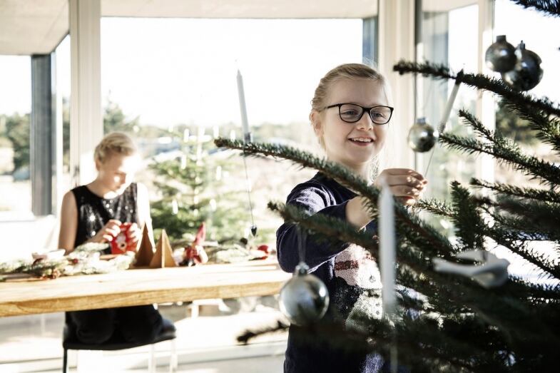 Natale In Danimarca West Jutland Hvide Sande Decorating Christmas Tree Medium natale in danimarca west jutland hvide sande decorating christmas tree medium