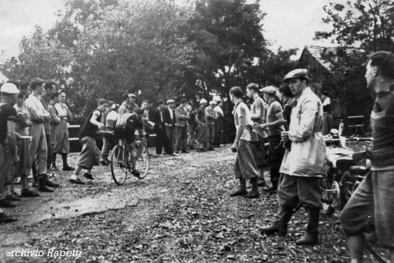 Circuito dell'Appennino 1935 : Zuppa lungo la terribile Salita delle Streghe sta per essere spinto da uno spettatore pietoso. Vincerà Augusto Como.