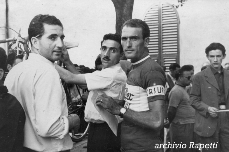 Cda Enrico Bruzzo Aiuta A Martini X CdA 1952: Enrico Bruzzo, collaboratore onnipresente nella storia dell’U.S. Pontedecimo per lunghissimi anni decano di tutti i soci, aiuta Alfredo Martini, vincitore dell’”Appennino” del 1947.