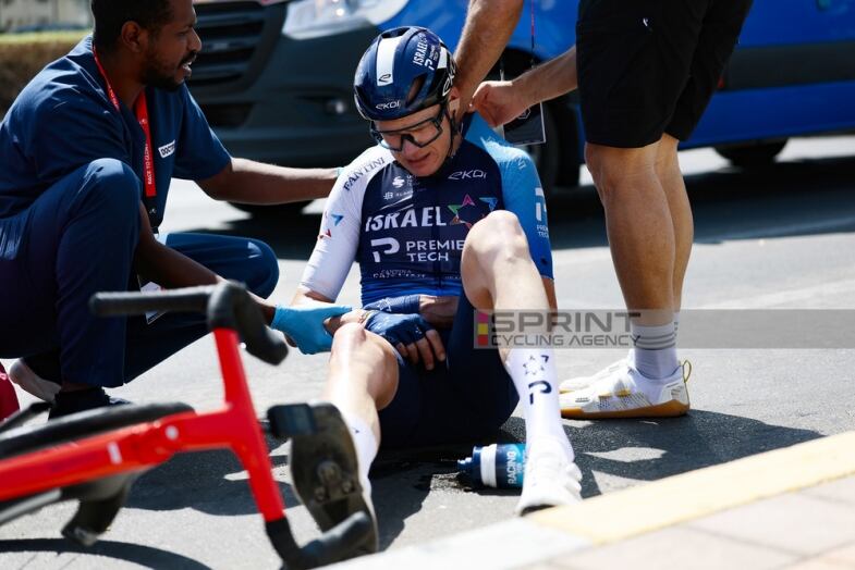 chris-froome-caduta-UAE-Tour-2025-ovetto-di-colombo