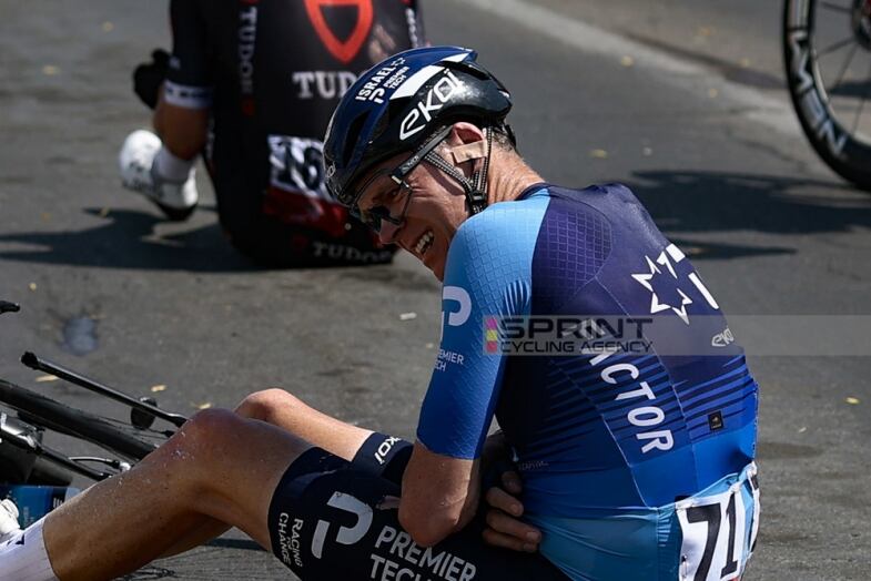 chris-froome-caduta-uae-tour-2025-ovetto-di-colombo-foto-luca-bettini