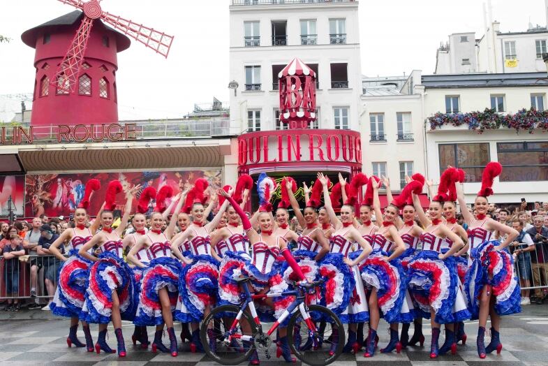 Danseuses Du Moulin Rouge En Costume French Cancan   Tour De France   Copyright Philippe Wojazer   Moulin Rouge Zon danseuses du moulin rouge en costume french cancan   tour de france   copyright philippe wojazer   moulin rouge zon