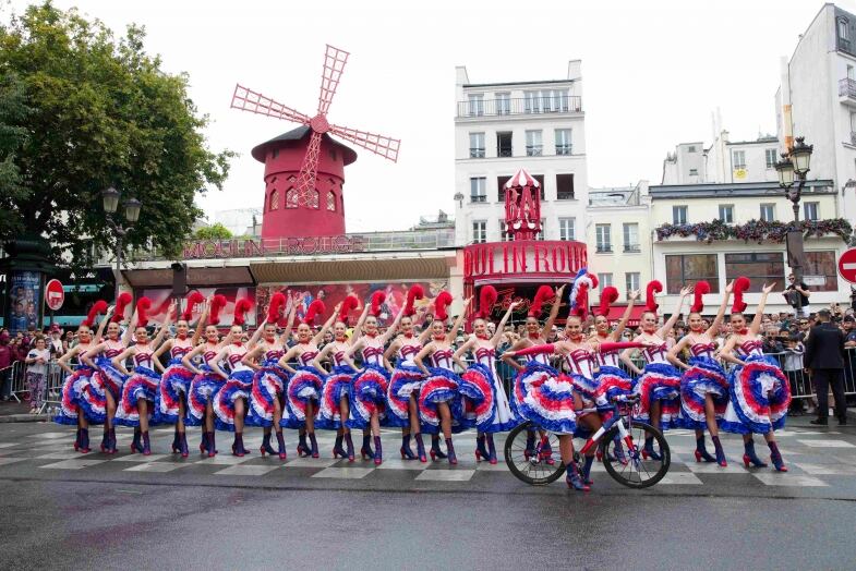 Danseuses Du Moulin Rouge En Costume French Cancan Place Blanche   Tour De France   Copyright Philippe Wojazer   Moulin Rouge Zon Zon danseuses du moulin rouge en costume french cancan place blanche   tour de france   copyright philippe wojazer   moulin rouge zon zon