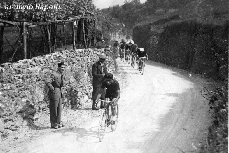 Elio Grosso ha appena staccato gli avversari e va a vincere la Pontedecimo - Bocchetta del 1936. Osservano con competenza Romualdo Parodi (Parodin) e Luigin Ghiglione (Pistin)