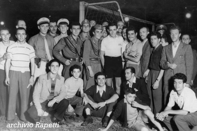 X Coppi Calciatore X Anni ’40: Coppi, sempre disponibile per gli amici di Pontedecimo, partecipa ad una partita di calcio.