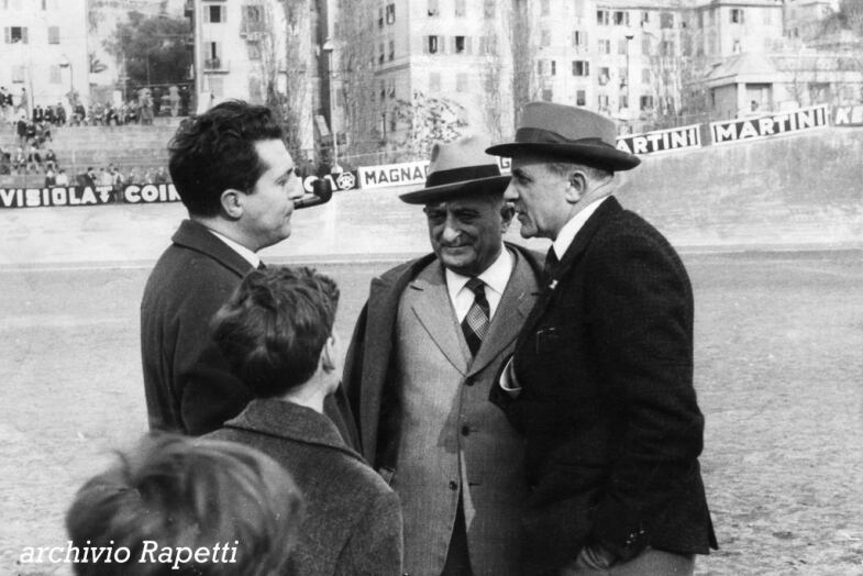 Primi anni ’50: Ghiglione, Zambrini (patron della Bianchi) e Torriani si confrontano sul prato dello Stadio della Nafta a Genova
