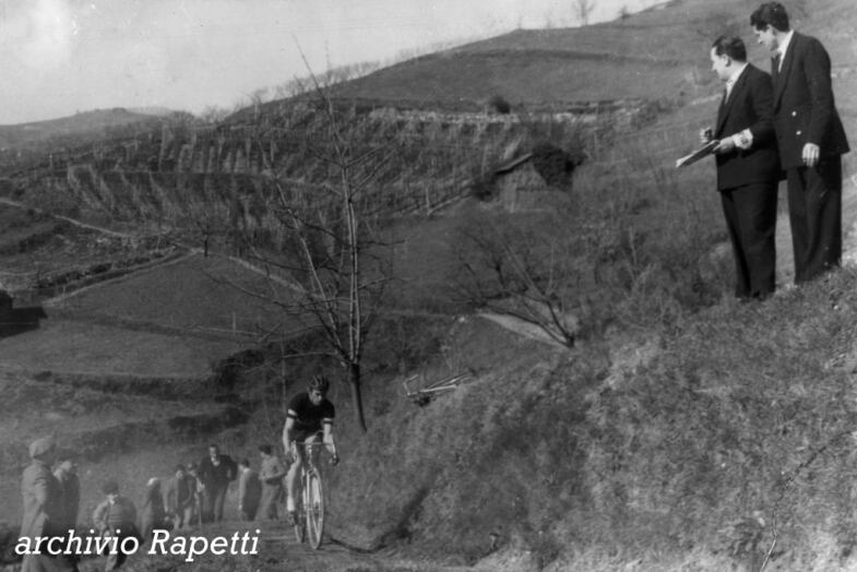 1953: Mario Aldo Rossi, formidabile ciclocrossista e scalatore dell’U.S.Pontedecimo, durante una potente azione in gara.
