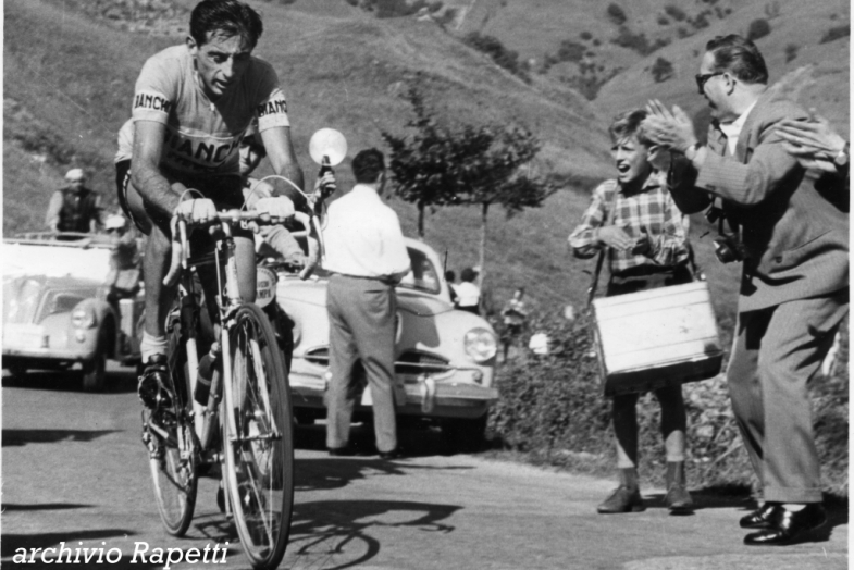C Coppi Sulla Bocchetta X Circuito dell'Appennino 1955 Fausto Coppi ha staccato Defilippis ed inizia la sua cavalcata trionfale