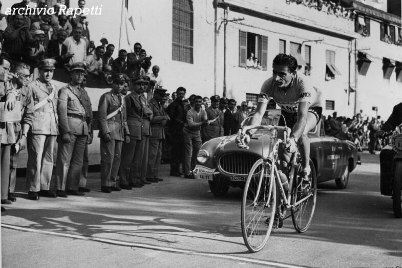 16 settembre 1955 Fausto Coppi conclude la sua fatica a Pontedecimo ; la sua carriera è iniziata nel 1938 a Pontedecimo con la prima corsa, e qui vince la sua ultima grande classica.