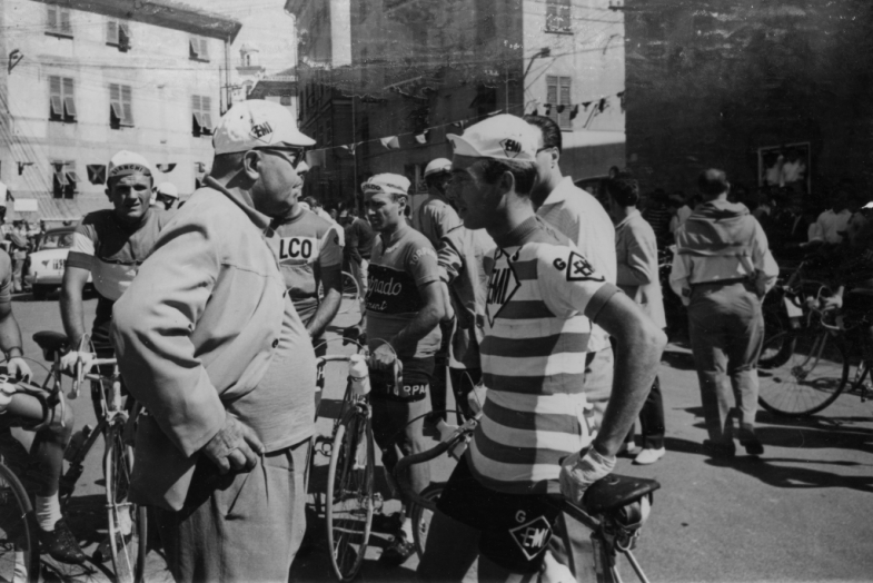 Guerra E Gaul X Guerra a colloquio col formidabile scalatore lussemburghese Gaul in piazza “Baracchin” in attesa della partenza del GdA del 1960.