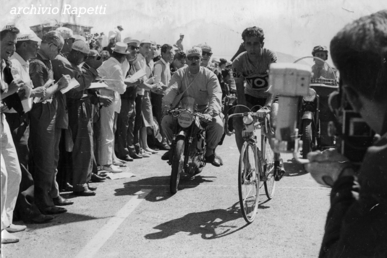 Bahamontes Sulla Bocchetta X GdA 1961: Federico Martin Bahamontes, l’”Aquila di Toledo” scollina per primo sulla Bocchetta: al traguardo sarà terzo.