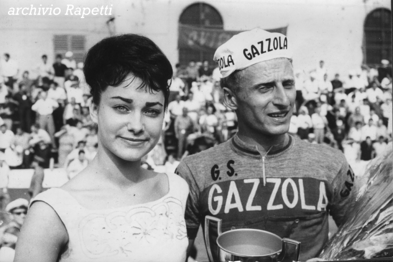 Angela Ricchi E Poveri E Cribiori X Angela Brambati, futura bellissima voce dei Ricchi e Poveri, non ancora famosa, premia il vincitore del GdA 1964 Franco Cribiori
