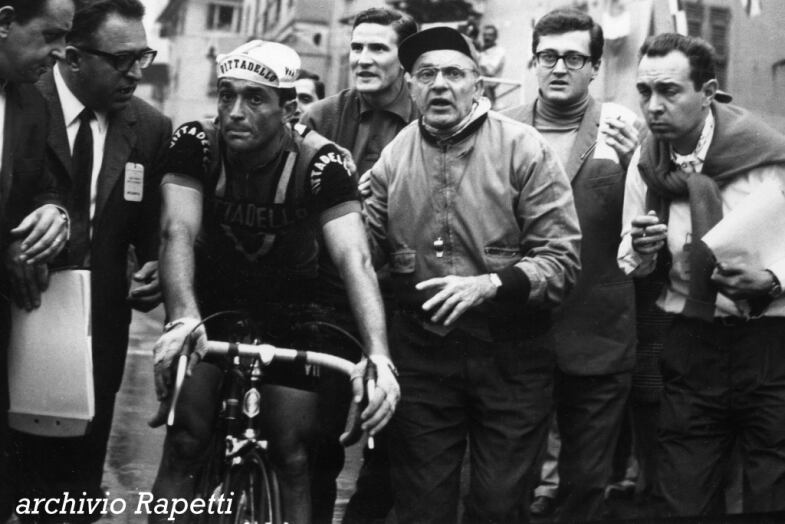 Patron Luigin scorta alla premiazione Michele Dancelli, attaccante di razza, vincitore per la terza volta consecutiva dell’”Appennino”