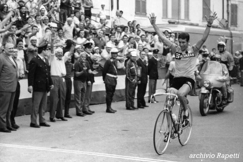 GdA 1972: Gimondi, taglia il traguardo di Pontedecimo diventando campione italiano professionisti
