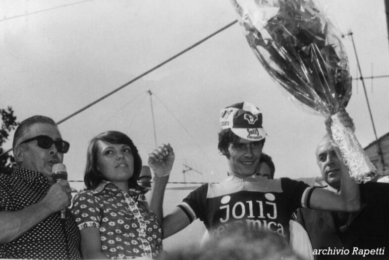 GdA 1974: Battaglin, futuro conquistatore di maglie premiato dalla nipote di Luigin, Maura Rapetti, da lui considerata la sua erede alla guida del Giro dell’Appennino.