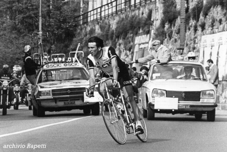 GdA 1977: GB Baronchelli conquista la prima delle sue sei perle stabilendo il record della Bocchetta sul percorso classico di 254 km: 22’46”. A destra, Luigin sull’ammiraglia 